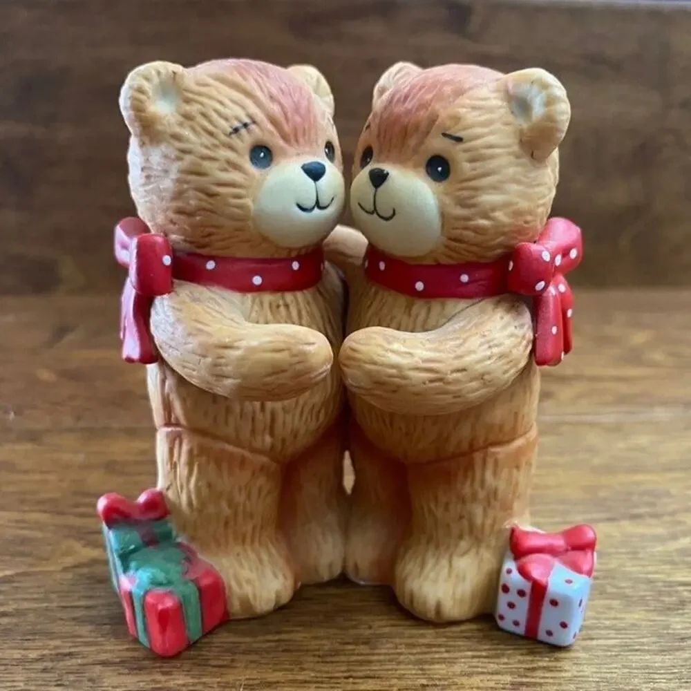 LUCY RIGG Enesco Hugging Teddy Bears With Gifts Figurine Set 4 Inch